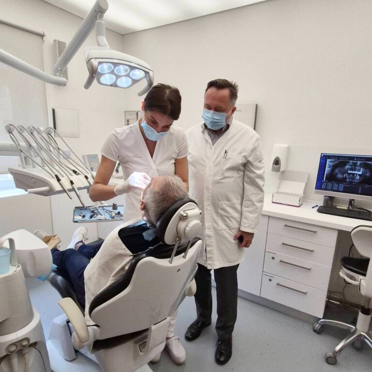 Dentisti professionisti durante una consulenza per impianto dentale - Assistenza dentale esperta e trattamenti avanzati